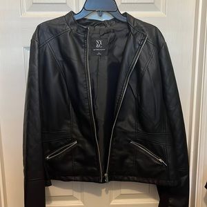 Worn once and in excellent condition!